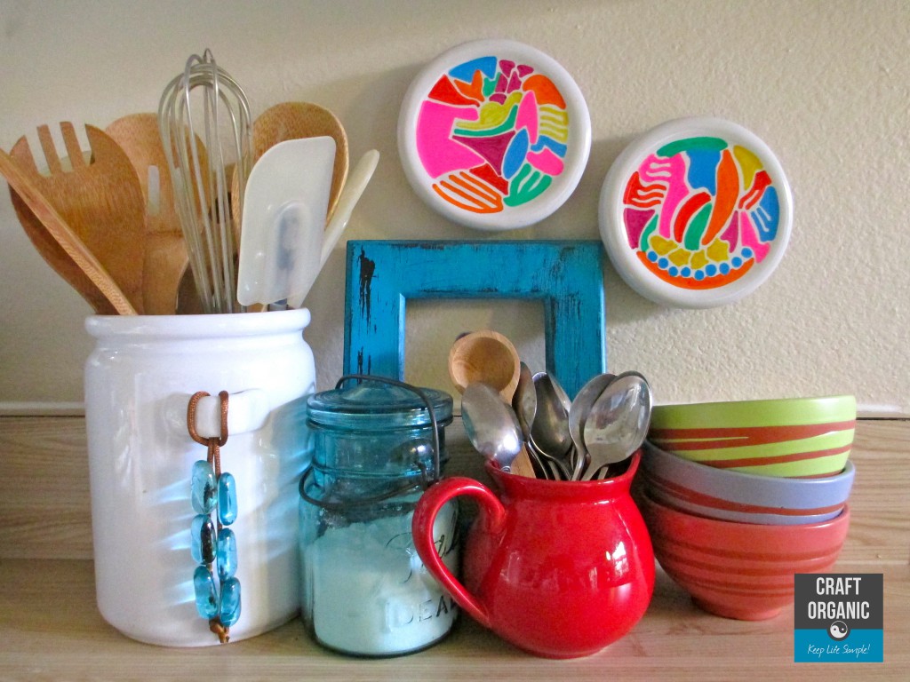 Color in a beige kitchen!